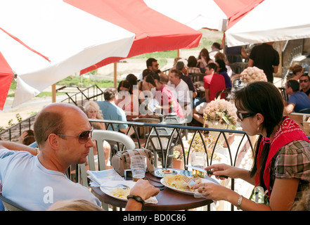 I turisti di mangiare al ristorante Fontanellas, Mdina, Malta Foto Stock