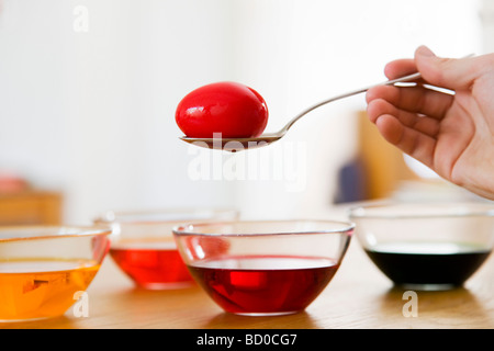Tintura di uova di pasqua Foto Stock