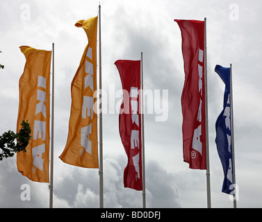 Bandiere al di fuori del negozio IKEA Ballymun Dublino Irlanda Foto Stock