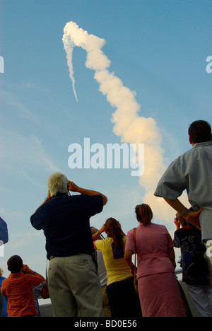 Gli spettatori a guardare il lancio della navetta spaziale Missione STS 118, Kennedy Space Center, Florida Foto Stock