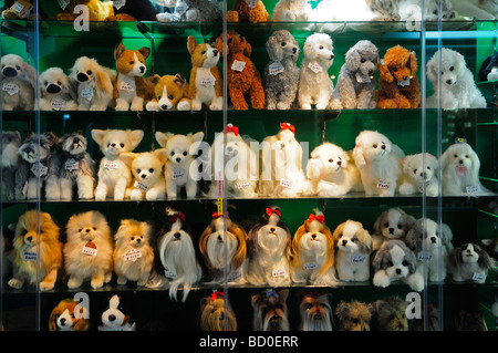 Un display di cane di peluche giocattoli per la vendita in un negozio a Tokyo Giappone Foto Stock