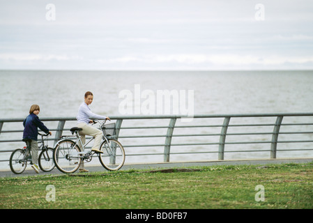 Madre e figlio equitazione biciclette a Seaside Park Foto Stock