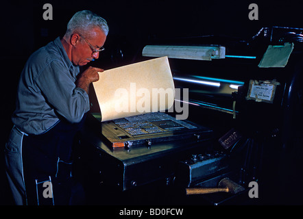 Bozze di stampa di una pagina di tipo metallico locale sulla carta del pomeriggio, la Los Angeles Mirror-News, alla fine degli anni cinquanta Foto Stock