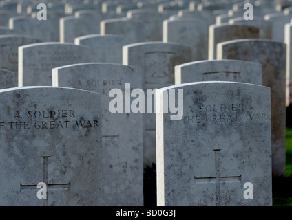 Ammassato British prima guerra mondiale graves al cimitero Ovillers sulle somme Foto Stock