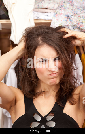 La donna lo strappo i capelli Foto Stock