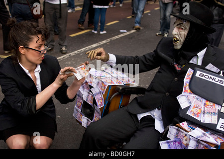 Manifestanti al G20 dimostrazione si riuniscono per manifestare contro varie questioni al di fuori della Banca di Inghilterra nella città di Londra Foto Stock