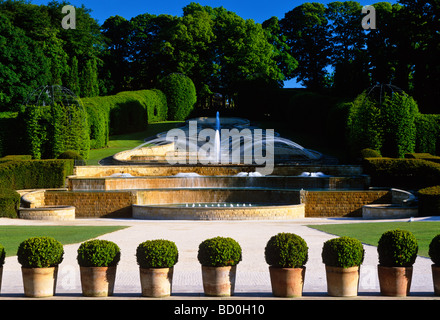 La grande cascata, Alnwick giardino, Alnwick, Northumberland Foto Stock