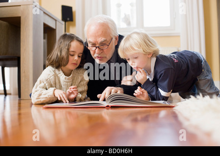 Vecchio libro di lettura per i bambini Foto Stock