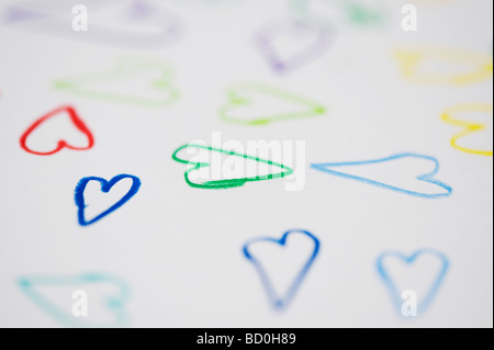 Disegno per bambini colorati di amore il cuore su un pezzo di carta bianca Foto Stock