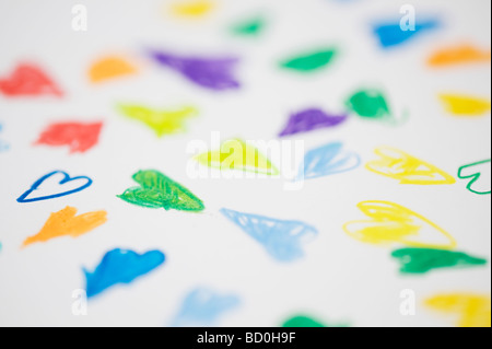 Disegno per bambini colorati di amore il cuore su un pezzo di carta bianca Foto Stock