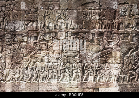 Scolpiti bas disegni a rilievo sulla parete del tempio Bayon ad Angkor in Cambogia Foto Stock