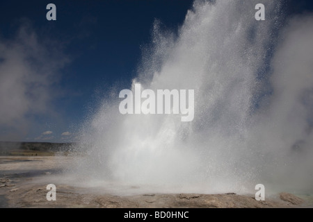 Grande fontana Geyser a minore Geyser Basin Parco Nazionale di Yellowstone. Questo settore ha molte sorgenti di acque calde termali di esplodere. Foto Stock