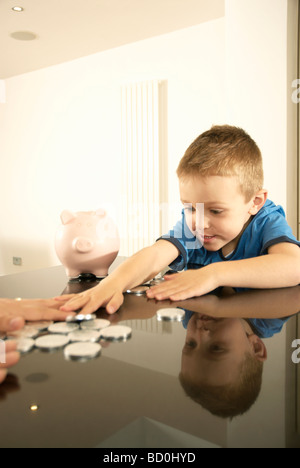 Ragazzo afferrando il denaro Foto Stock