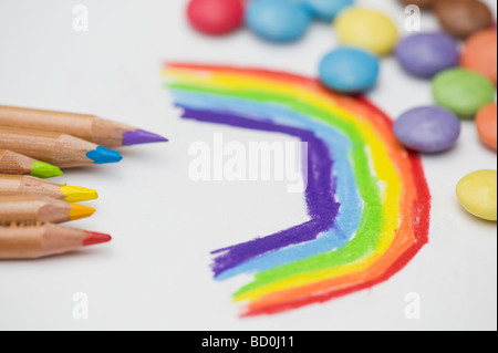 Childs disegno di un arcobaleno con matite colorate e smarties Foto stock -  Alamy
