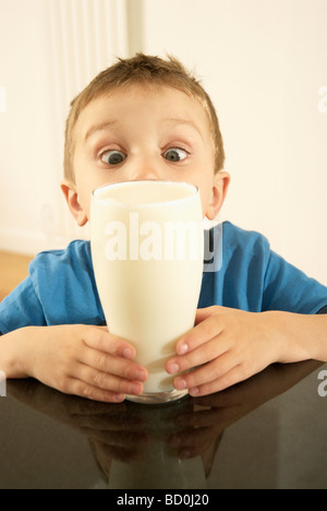 ragazzo con latte Foto Stock