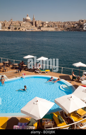 Una vista da Fortina Hotel attraverso l'hotel piscina in Sliema a La Valletta, Malta Foto Stock