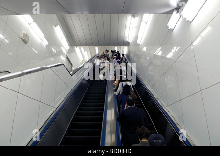 Pendolari sul loro modo ad una fermata della metropolitana stazione della metropolitana nel quartiere di Ginza Tokyo Foto Stock