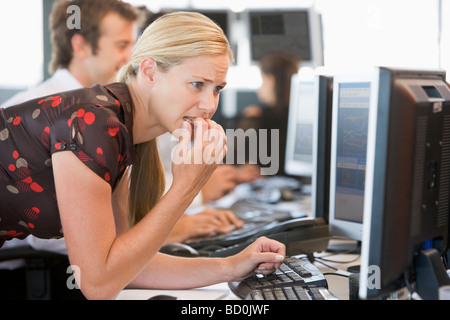 Ansiosi donna guardando il monitor di un computer Foto Stock