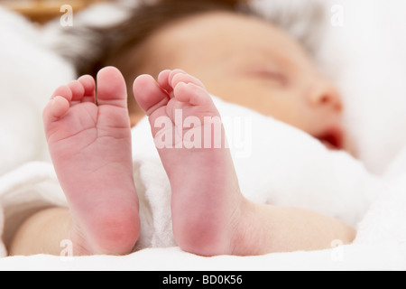 Dettaglio del sonno del bambino in piedi Foto Stock