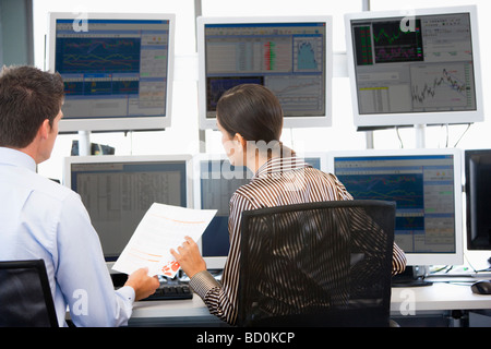 Stock Traders monitor di visualizzazione Foto Stock