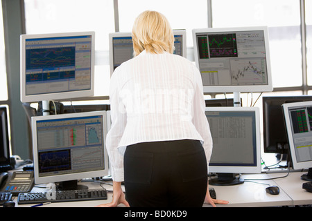 Stock Trader guardando i monitor multipli Foto Stock