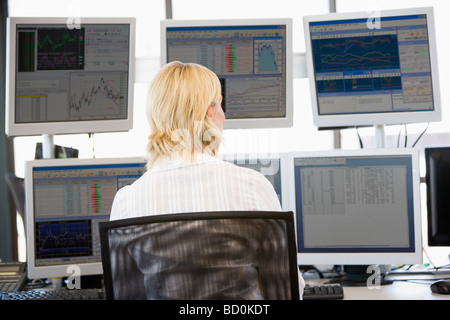 Stock Trader guardando i monitor multipli Foto Stock