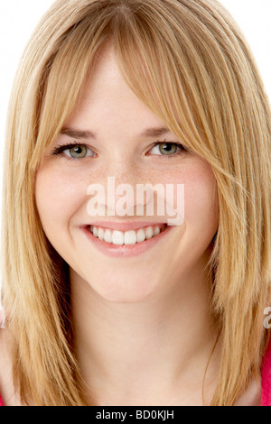Ritratto in studio di sorridente ragazza adolescente Foto Stock