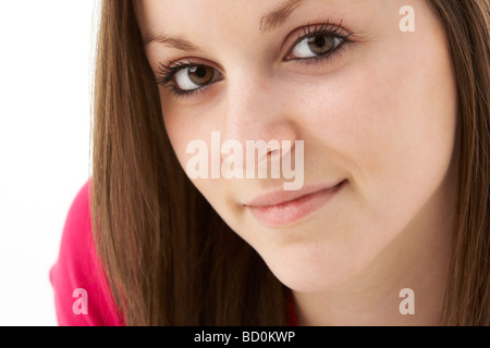 Ritratto in studio di sorridente ragazza adolescente Foto Stock