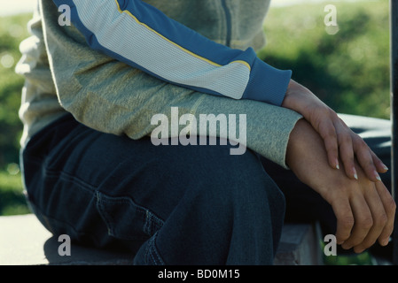 Coppia giovane toccando le mani Foto Stock