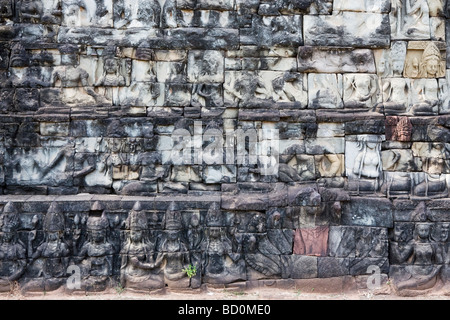 Scolpito bassorilievo disegni su un tempio di Angkor in Cambogia Foto Stock