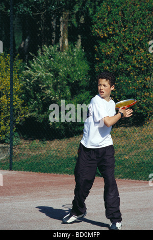 Ragazzo giocando a tennis Foto Stock