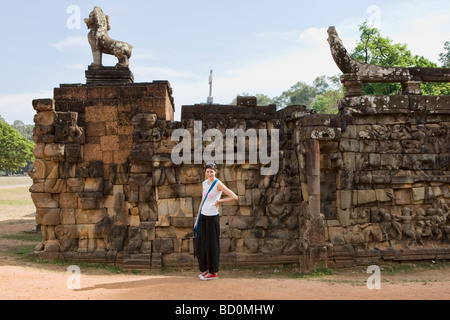 Scolpito bassorilievo disegni su un tempio di Angkor in Cambogia Foto Stock