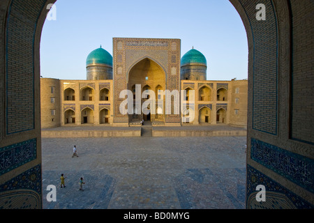 Mir mi Medrasa araba a Bukhara Uzbekistan Foto Stock