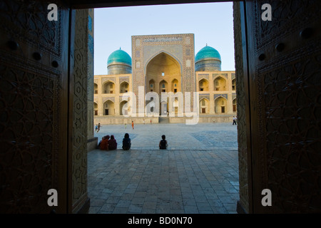 Mir mi Medrasa araba a Bukhara Uzbekistan Foto Stock