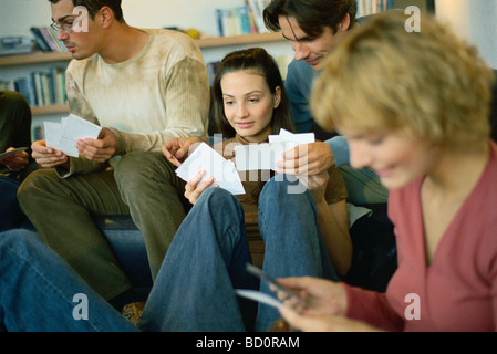 Gli amici di condividere le foto con un altro Foto Stock