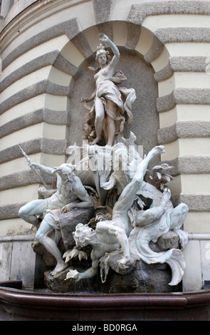 Fontana di scultura della potenza di un mare di Michaelerplatz vicino Hofburg di Vienna Foto Stock