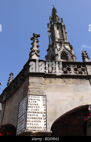 Shepton Mallet Somerset la croce di mercato include un vecchio chilometraggio distanza segno alla città locale Foto Stock