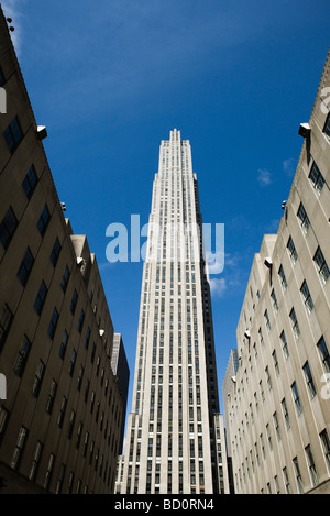 GE Building, il Rockefeller Center, Manhattan, New York City e a basso angolo di visione Foto Stock