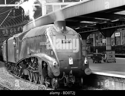 Londra e il nord-est ferrovie A4 60009 Pacifico 'Unione del Sud Africa " Treno a vapore alla stazione di Newcastle, Newcastle, England, Regno Unito Foto Stock