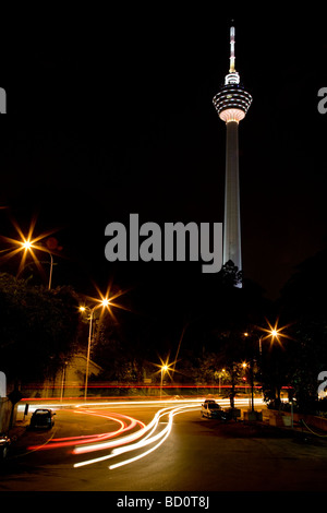 I percorsi del traffico in fron tof la Menara (KL), torre di Kuala Lumpur in Malesia Foto Stock
