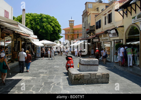 Visualizza in basso Odos Sokratous Street Rodi città vecchia di Rodi Grecia DODECANNESO Foto Stock