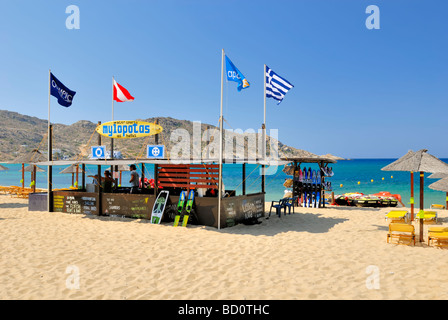 Il Mylopotas Centro di Sport Acquatici e la spiaggia di Mylopotas. Mylopotas, dell'isola di Ios, Cicladi, la Grecia, l'Europa. Foto Stock