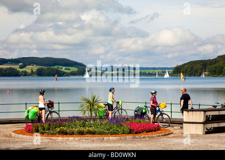 Un gruppo di ciclisti su una vacanza in appoggio al lago Matsee Viewpoint, Salzkammergut, Austria, Europa in estate Foto Stock