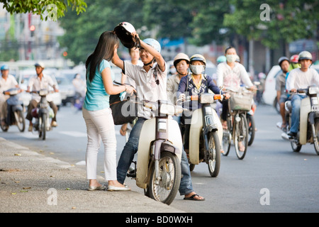 Persone a cavallo scooter/motorini in Vietnam a Ho Chi Minh City Foto Stock