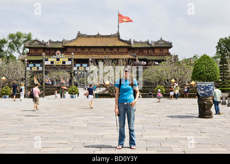 Un turista in posa davanti il Thai Hoa Tempio della città imperiale complesso in tinta, Vietnam Foto Stock