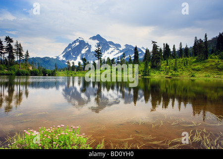 Mount Shuksan in riflessione nella foto lago, nello Stato di Washington, USA Foto Stock