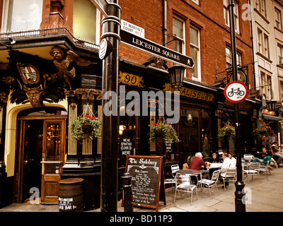 Bellissimo vecchio pub The Salisbury St Martins Court London REGNO UNITO vicino a Leicester Square Foto Stock