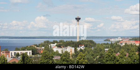 Tampere city panorama in Finlandia con Näsinneula torre di osservazione Foto Stock