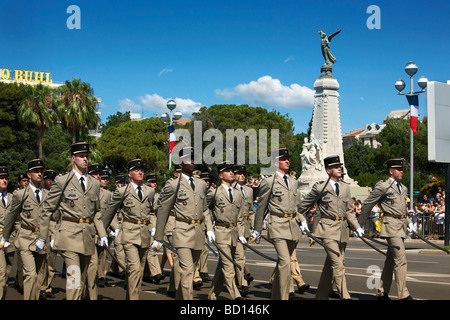 Parata militare sulla Promenade des Anglais Nizza Provence Alpes Cote d Azur Costa Azzurra Francia Foto Stock