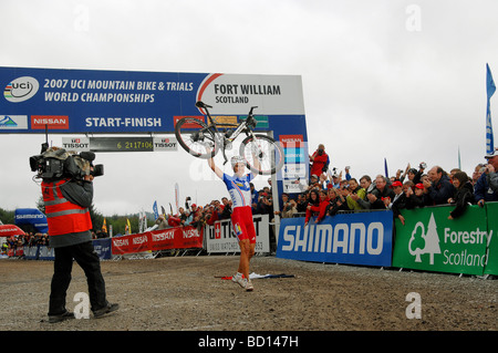 Julien Absalon di Francia festeggia vincendo il Cross Country Mountain Bike Campionati del Mondo a Fort William, in Scozia. Foto Stock